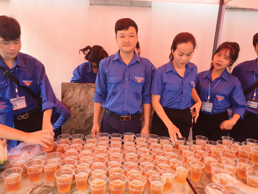 Hàng trăm ly nước mát được chuẩn bị để tặng thí sinh vào điểm thi Trường THPT Phù Ninh. Hàng trăm ly nước mát được chuẩn bị để tặng thí sinh vào điểm thi Trường THPT Phù Ninh.