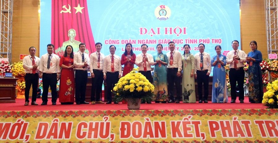 BCH Công đoàn ngành Giáo dục tỉnh khóa XVIII, nhiệm kỳ 2023 – 2028 ra mắt Đại hội. Ảnh: Mai Hoa