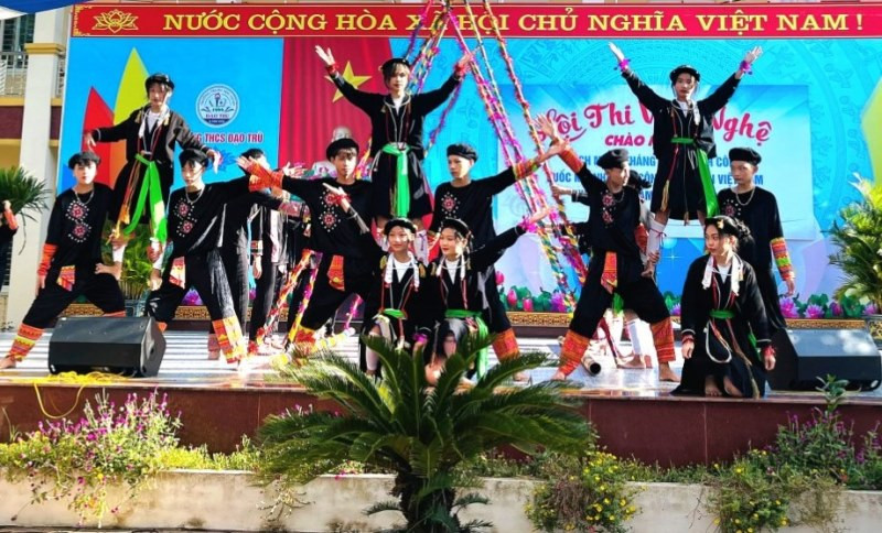 Thành tích học tập của Ánh là niềm tự hào của thầy cô và học sinh Trường THCS Đạo Trù Thành tích học tập của Ánh là niềm tự hào của thầy cô và học sinh Trường THCS Đạo Trù