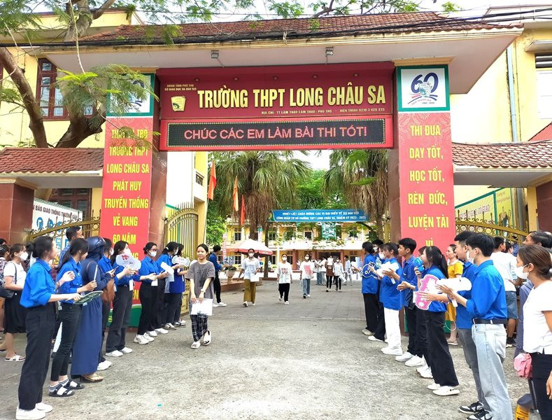 Những thí sinh đầu tiên rời phòng thi tại Hội đồng thi Trường THPT Long Châu Sa