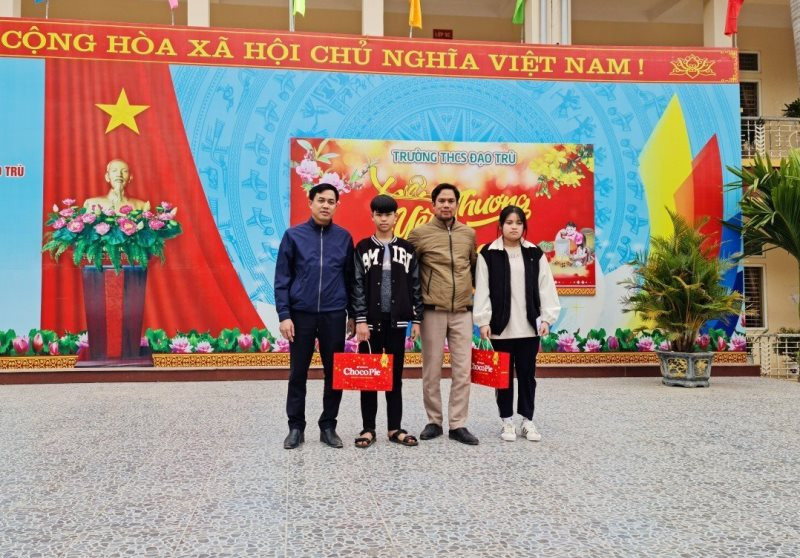 Lãnh đạo Trường THCS Đạo Trù khen thưởng thành tích học tập của em Trần Nguyệt Ánh và Đinh Công Sơn. Lãnh đạo Trường THCS Đạo Trù khen thưởng thành tích học tập của em Trần Nguyệt Ánh và Đinh Công Sơn.