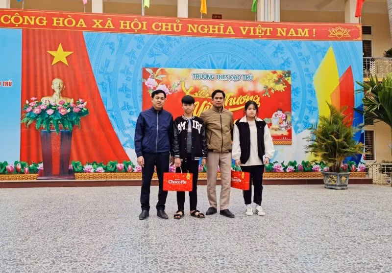 Lãnh đạo Trường THCS Đạo Trù khen thưởng thành tích học tập của em Trần Nguyệt Ánh và Đinh Công Sơn.