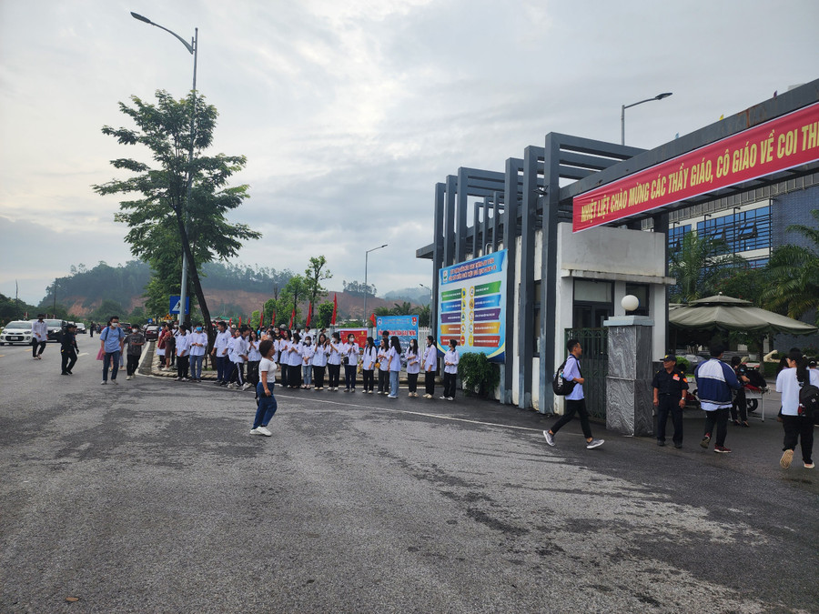 Thí sinh đến sớm tại điểm thi THPT Chuyên Vĩnh Phúc