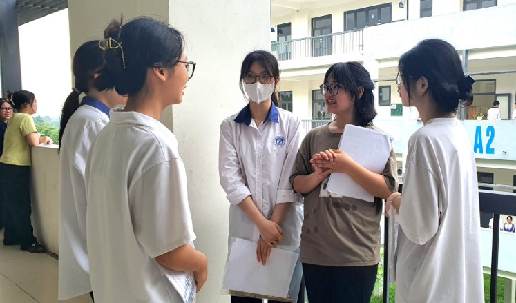 Thí sinh dự thi tại điểm thi THPT Chuyên Vĩnh Phúc. Thí sinh dự thi tại điểm thi THPT Chuyên Vĩnh Phúc.