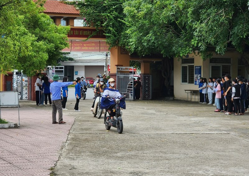 Thí sinh thực hiện nghiêm qui định về ATGT khi đến điểm làm thủ tục dự thi. Thí sinh thực hiện nghiêm qui định về ATGT khi đến điểm làm thủ tục dự thi.