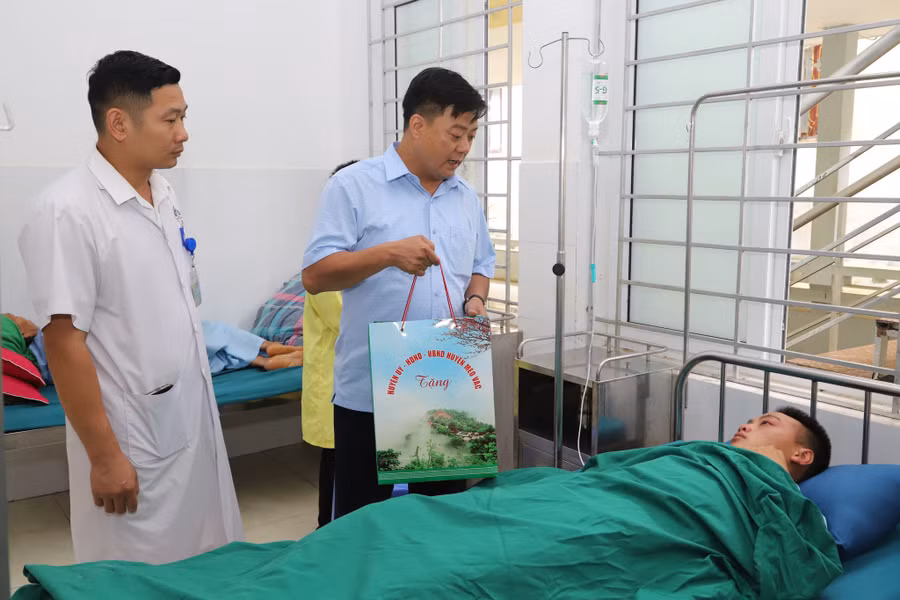 Lãnh đạo huyện Mèo Vạc đến thăm, động viên em Lầu Mí Tủa. Ảnh: Minh Đức