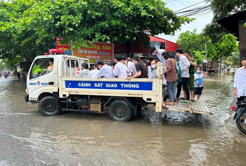 CSGT Cẩm Khê hỗ trợ thí sinh ra vào điểm thi