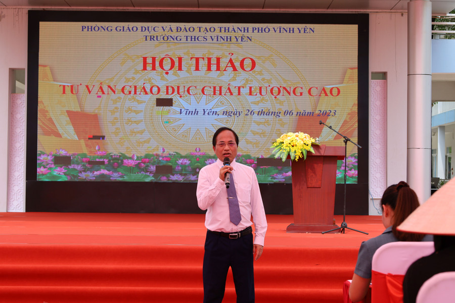 GS, Tiến sĩ Hà Huy Bằng chia sẻ với phụ huynh học sinh tại hội thảo