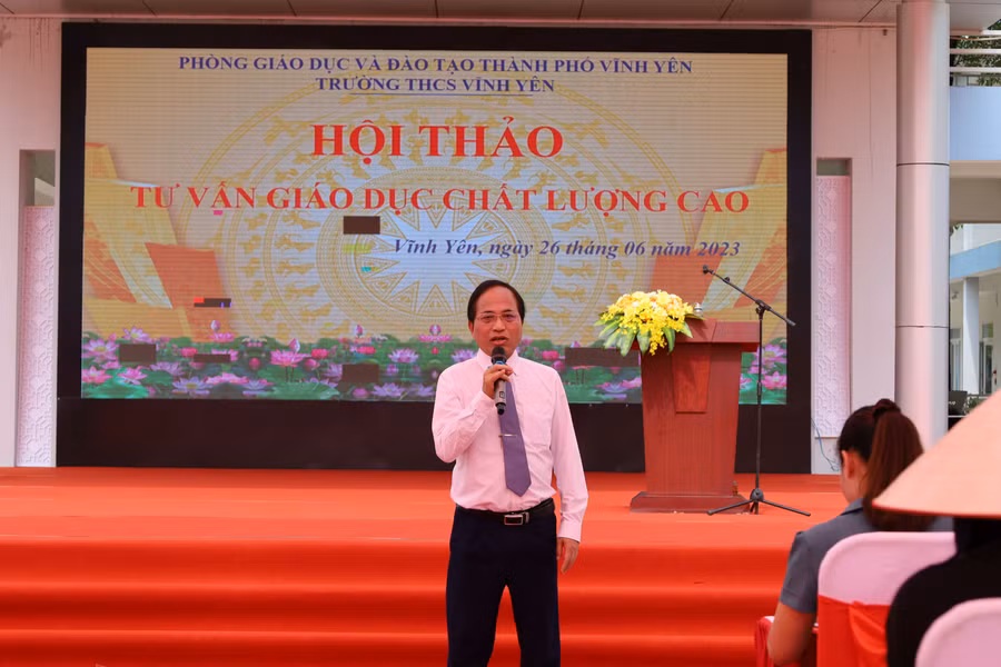GS, Tiến sĩ Hà Huy Bằng chia sẻ với phụ huynh học sinh tại hội thảo