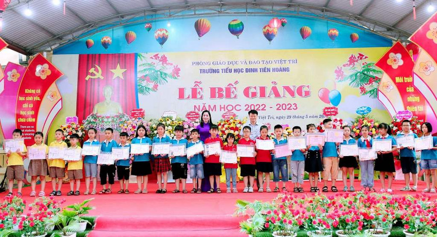 Lãnh đạo nhà trường khen thưởng học sinh đạt thành tích cao trong học tập