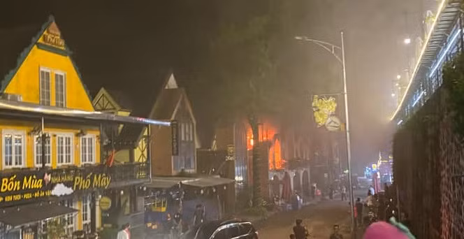 Cháy quán cà phê gần Nhà thờ Đá ở Tam Đảo