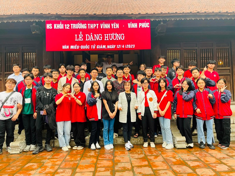 Cô Nguyễn Thị Thanh Hải chụp ảnh cùng học sinh. Cô Nguyễn Thị Thanh Hải chụp ảnh cùng học sinh.