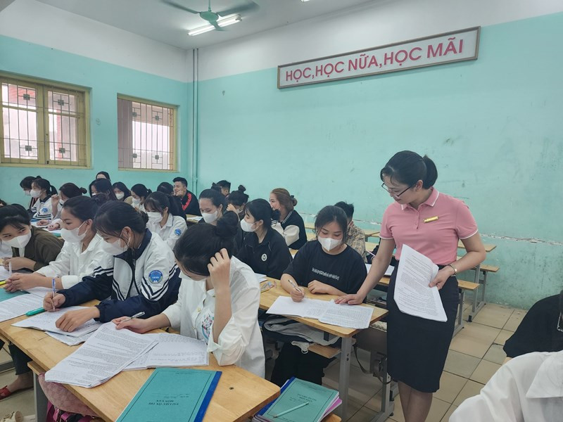 Giáo viên, học sinh ôn tập cho chặng đường về đích. Giáo viên, học sinh ôn tập cho chặng đường về đích.