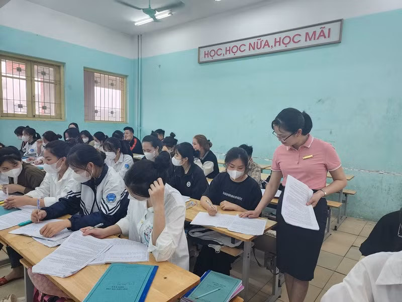 Giáo viên, học sinh ôn tập cho chặng đường về đích.