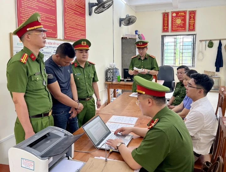 Cơ quan Công an thi hành Lệnh bắt bị can để tạm giam đối với Phạm Văn Chỉnh. Ảnh: Công an tỉnh Hà Giang