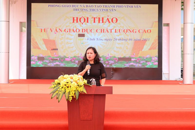 Bà Nguyễn Thị Kim Chung, Trưởng Phòng GD&amp;ĐT thành phố Vĩnh Yên phát biểu tại hội thảo