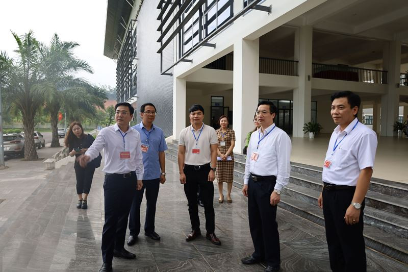 Ông Vũ Việt Văn – Phó Chủ tịch Thường trực UBND tỉnh Vĩnh Phúc, Trưởng Ban Chỉ đạo thi cấp tỉnh (ngoài cùng bìa phải) kiểm tra tại điểm thi Trường THPT Chuyên Vĩnh Phúc.