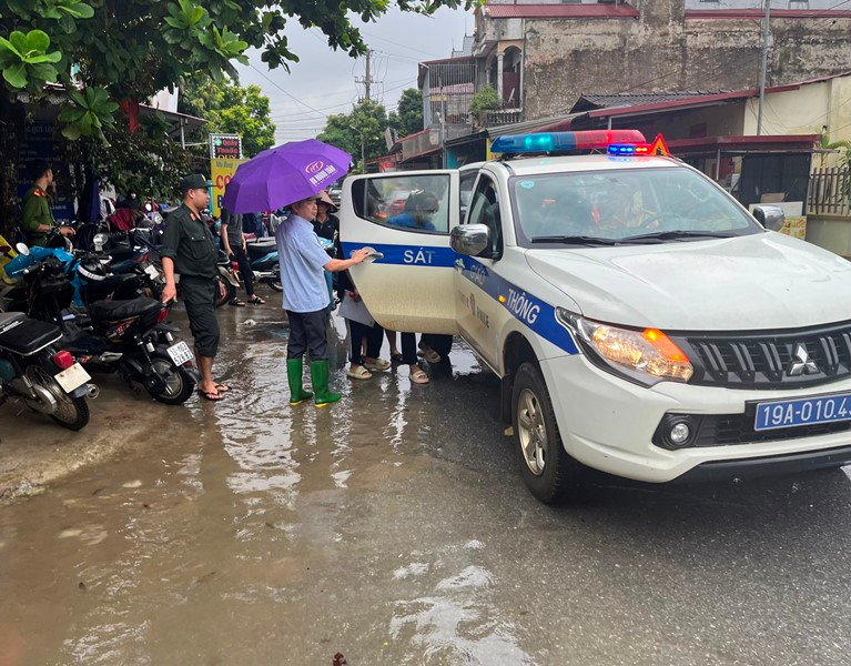 CSGT huyện Cẩm Khê hỗ trợ thí sinh vào điểm thi CSGT huyện Cẩm Khê hỗ trợ thí sinh vào điểm thi