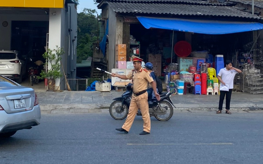 CSGT huyện Phù Ninh đảm bảo an toàn tại điểm thi. CSGT huyện Phù Ninh đảm bảo an toàn tại điểm thi.