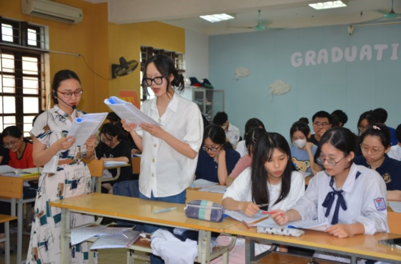 Giáo viên Trường THPT Trần Phú, thành phố Vĩnh Yên hướng dẫn học sinh lớp 12 ôn tập. Giáo viên Trường THPT Trần Phú, thành phố Vĩnh Yên hướng dẫn học sinh lớp 12 ôn tập.