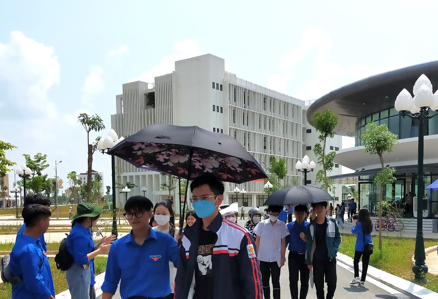 Các thí sinh hoàn thành bài thi các môn chuyên tại Hội đồng thi trường THPT Chuyên Hùng Vương, Phú Thọ.
