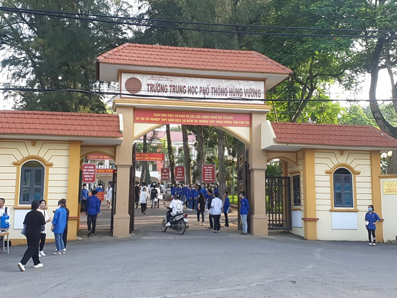 Màu áo xanh tình nguyện luôn có mặt rất sớm tại các điểm thi của Phú Thọ