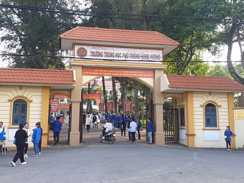 Màu áo xanh tình nguyện luôn có mặt rất sớm tại các điểm thi của Phú Thọ Màu áo xanh tình nguyện luôn có mặt rất sớm tại các điểm thi của Phú Thọ