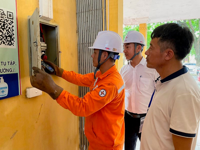 Công ty Điện lực Vĩnh Phúc đảm bảo cấp điện an toàn cho các điểm thi. Công ty Điện lực Vĩnh Phúc đảm bảo cấp điện an toàn cho các điểm thi.