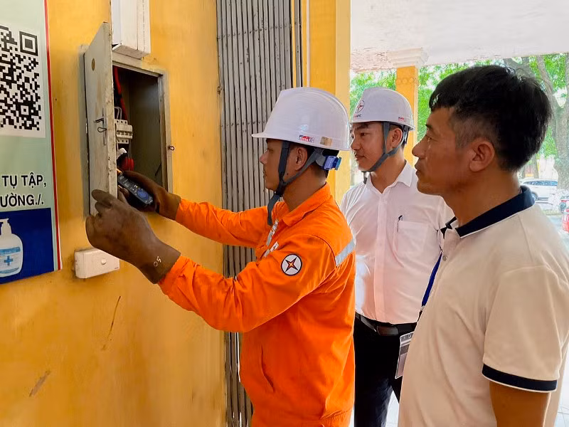 Công ty Điện lực Vĩnh Phúc đảm bảo cấp điện an toàn cho các điểm thi.