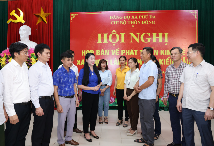 Bí thư Tỉnh ủy Vĩnh Phúc trao đổi với bà con thôn Đông về công tác triển khai xây dựng Làng văn hóa kiểu mẫu. Bí thư Tỉnh ủy Vĩnh Phúc trao đổi với bà con thôn Đông về công tác triển khai xây dựng Làng văn hóa kiểu mẫu.