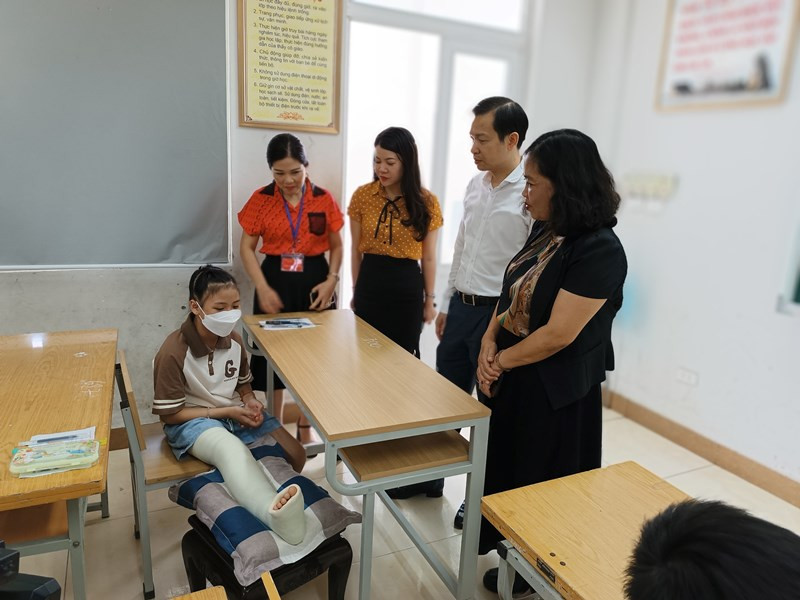 Phó Chủ tịch UBND thành phố Vĩnh Yên và lãnh đạo Phòng GD&amp;ĐT động viên thí sinh Như Quỳnh trước giờ làm bài kiểm tra