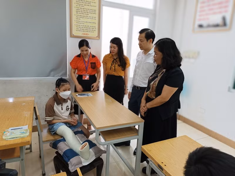 Phó Chủ tịch UBND thành phố Vĩnh Yên và lãnh đạo Phòng GD&ĐT động viên thí sinh Như Quỳnh trước giờ làm bài kiểm tra Phó Chủ tịch UBND thành phố Vĩnh Yên và lãnh đạo Phòng GD&ĐT động viên thí sinh Như Quỳnh trước giờ làm bài kiểm tra