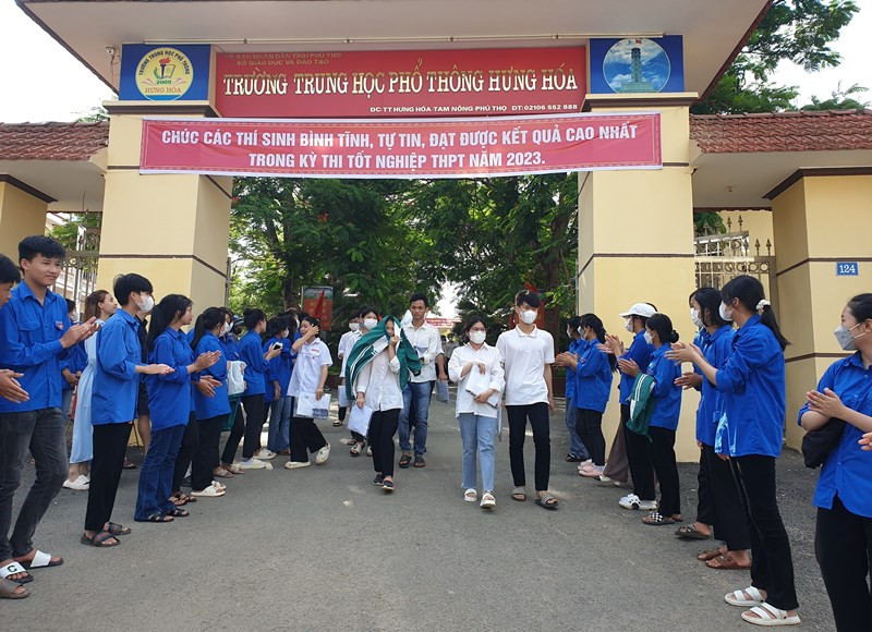 Thí sinh hoàn thành bài thi Toán tại điểm thi THPT Hưng Hóa. Thí sinh hoàn thành bài thi Toán tại điểm thi THPT Hưng Hóa.