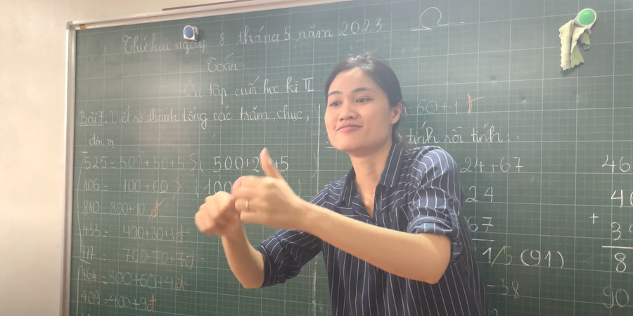 Cô giáo Hồng trong giờ dạy học. Cô giáo Hồng trong giờ dạy học.