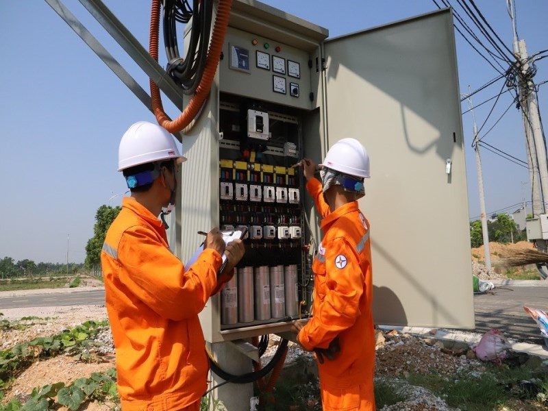 Công nhân Điện lực kiểm tra hệ thống điện