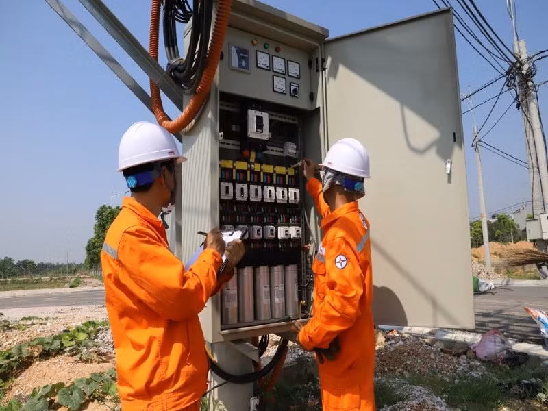 Công nhân Điện lực kiểm tra hệ thống điện