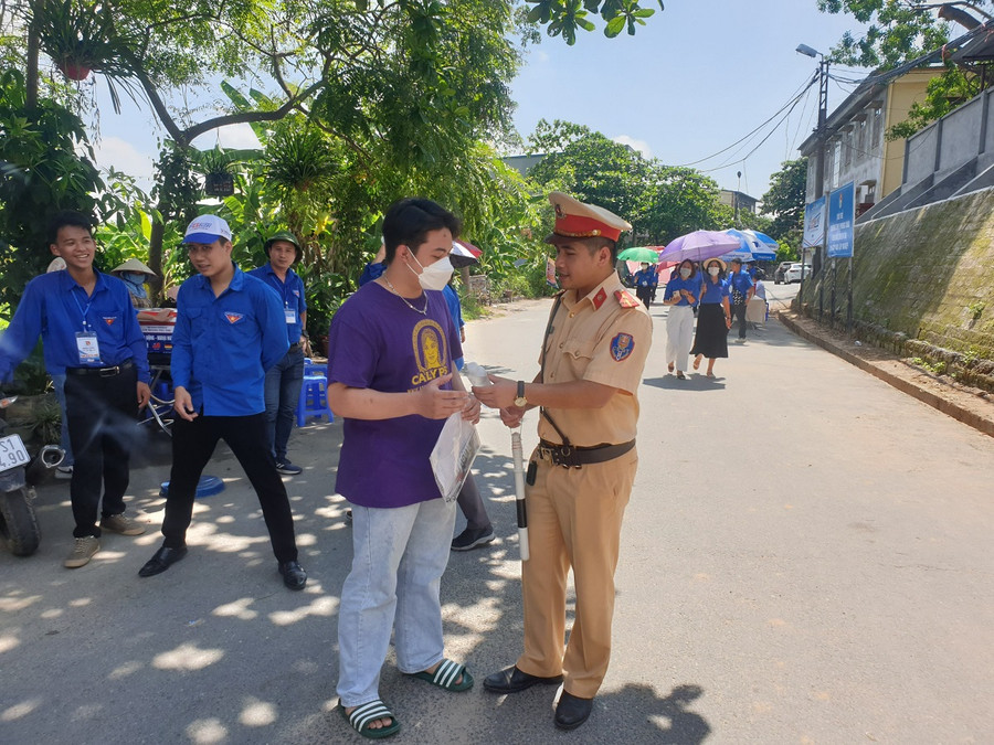 CSGT huyện Lâm Thao tặng nước mát, động viên thí sinh tại điểm thi. CSGT huyện Lâm Thao tặng nước mát, động viên thí sinh tại điểm thi.