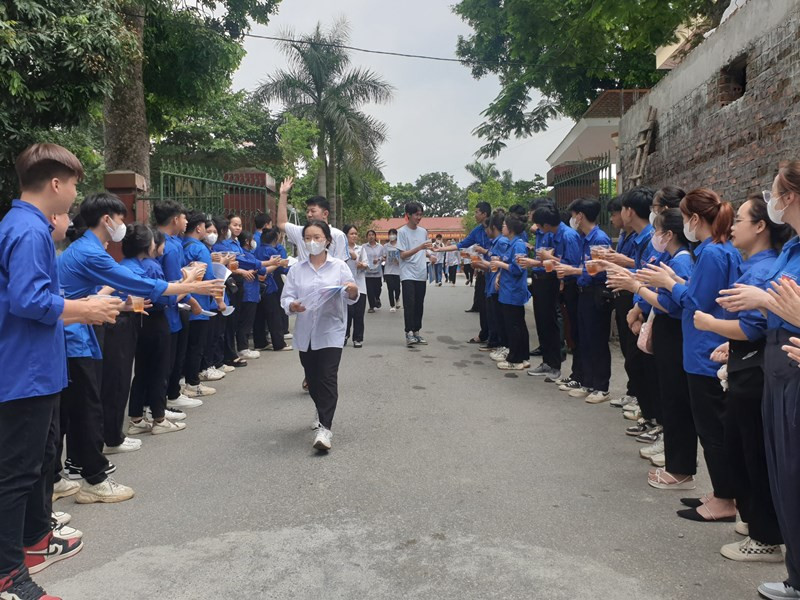 Thí sinh rời điểm thi Trường THPT Phù Ninh Thí sinh rời điểm thi Trường THPT Phù Ninh