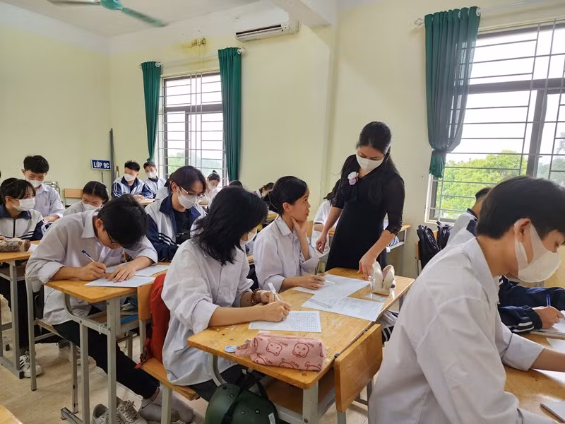 Cô trò cùng rèn ký năng làm bài thi