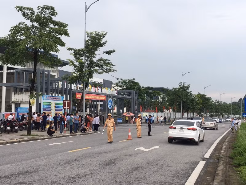 Lực lượng CSGT tham gia phân luồng tại điểm thi THPT Chuyên Vĩnh Phúc