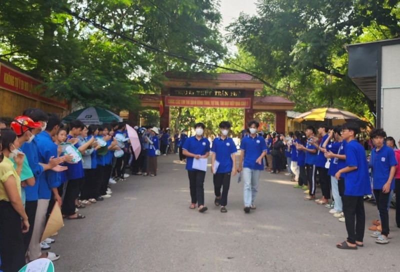 Thí sinh hoàn thành kỳ thi tại điểm thi Trường THPT Trần Phú (Vĩnh Yên). Thí sinh hoàn thành kỳ thi tại điểm thi Trường THPT Trần Phú (Vĩnh Yên).