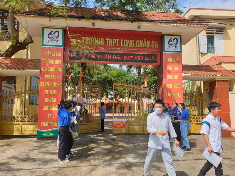 Những thí sinh đầu tiên ra khỏi điểm thi Trường THPT Long Châu Sa (Phú Thọ).