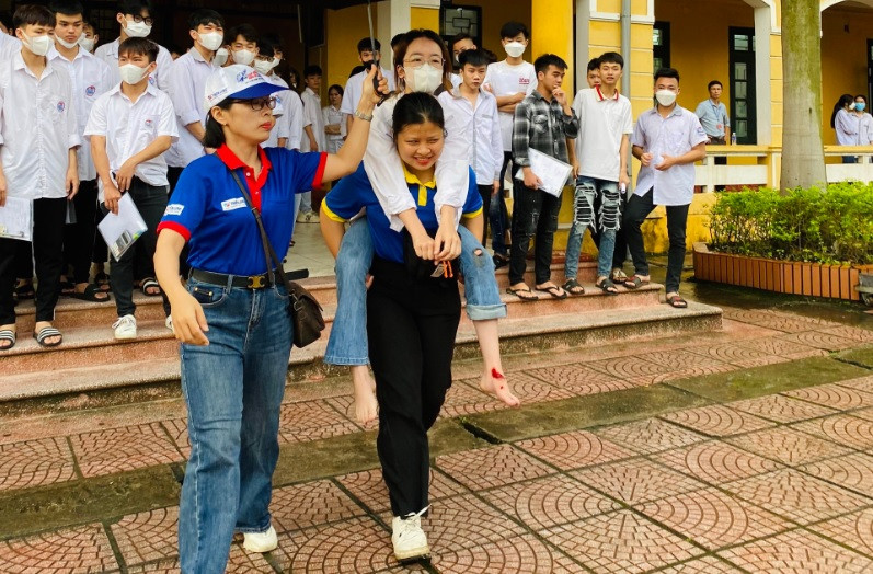 Đội ngũ Tiếp sức mùa thi hoạt động tích cực tại tất cả các điểm thi Đội ngũ Tiếp sức mùa thi hoạt động tích cực tại tất cả các điểm thi