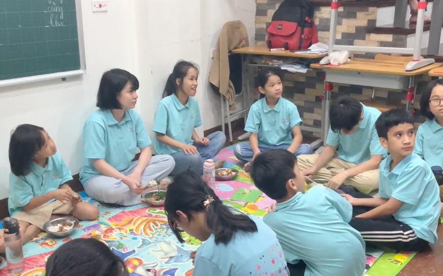 Học sinh lớp học Trẻ Điếc C5 trong giờ ăn trưa. Học sinh lớp học Trẻ Điếc C5 trong giờ ăn trưa.
