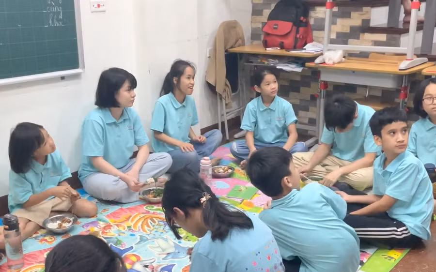 Học sinh lớp học Trẻ Điếc C5 trong giờ ăn trưa.