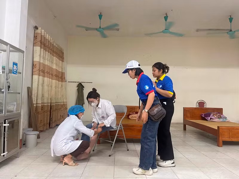 Nguyễn Thu Huyền không may bị ngã phải nhờ sự giúp đỡ của cán bộ y tế