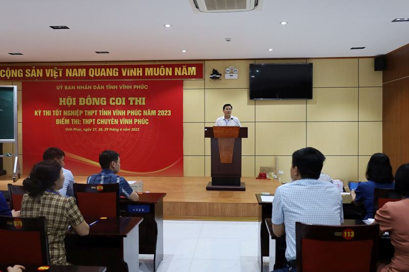 Ông Vũ Việt Văn phát biểu quán triệt nhiệm vụ tại điểm thi