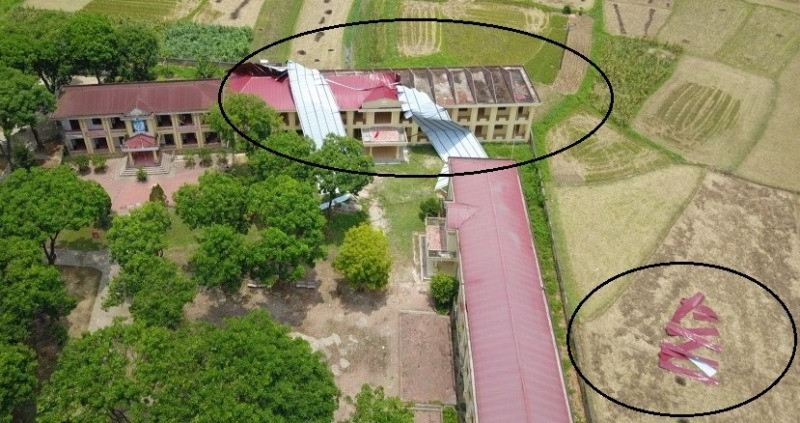 Phần mái bị hư hại, nhiều tấm tôn bay sang khu đất ngoài khuôn viên trường.