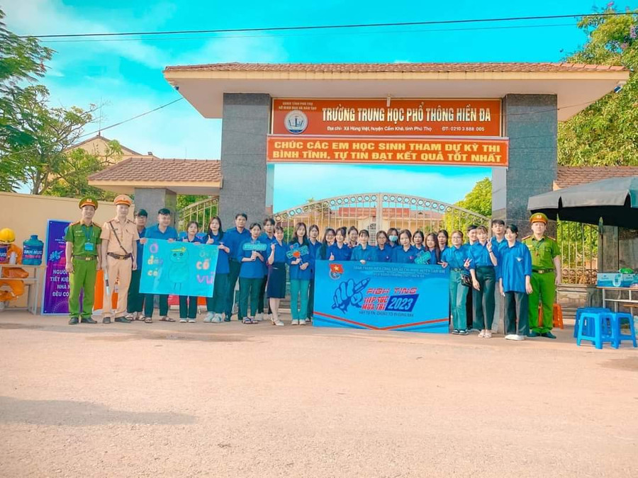 Công an huyện Cẩm Khê và cùng đội ngũ Tiếp sức mùa thi đã tích cực hỗ trợ thí sinh trong suốt thời gian diễn ra kỳ thi. Công an huyện Cẩm Khê và cùng đội ngũ Tiếp sức mùa thi đã tích cực hỗ trợ thí sinh trong suốt thời gian diễn ra kỳ thi.