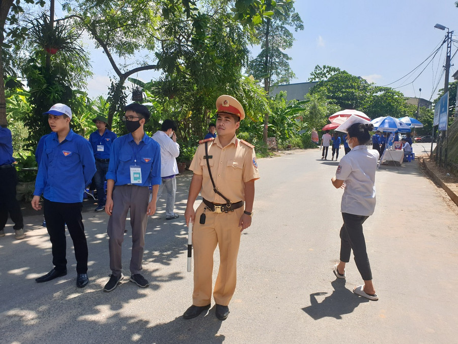 CSGT huyện Lâm Thao luôn có mặt sớm tại các điểm thi CSGT huyện Lâm Thao luôn có mặt sớm tại các điểm thi